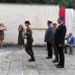 24.07.2021. Pomnik bohaterów Republiki Pińczowskiej. Obchody 77. rocznicy utworzenia Republiki Pińczowskiej. Delegacja służb mundurowych z Pińczowa / Marta Gajda / Radio Kielce