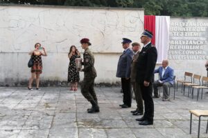 24.07.2021. Pomnik bohaterów Republiki Pińczowskiej. Obchody 77. rocznicy utworzenia Republiki Pińczowskiej. Delegacja służb mundurowych z Pińczowa / Marta Gajda / Radio Kielce