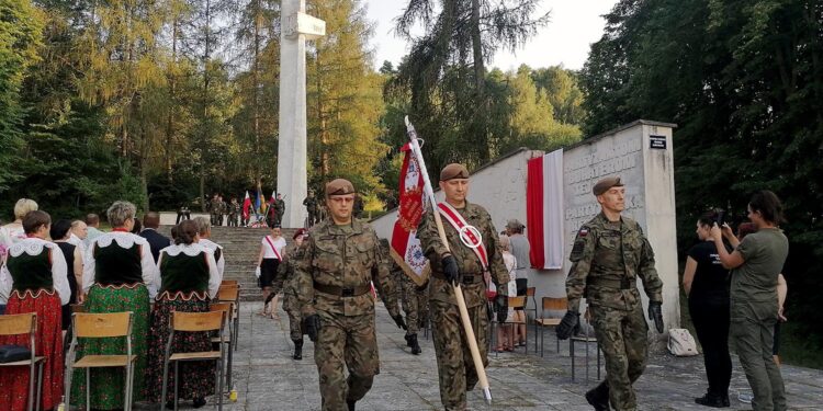 24.07.2021. Pomnik bohaterów Republiki Pińczowskiej. Obchody 77. rocznicy utworzenia Republiki Pińczowskiej / Marta Gajda / Radio Kielce