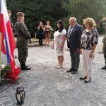 24.07.2021. Pomnik bohaterów Republiki Pińczowskiej. Obchody 77. rocznicy utworzenia Republiki Pińczowskiej. Wiązankę składa delegacja ze starostwa powiatowego w Pińczowie / Marta Gajda / Radio Kielce