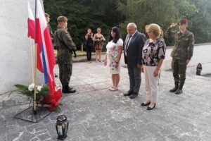 24.07.2021. Pomnik bohaterów Republiki Pińczowskiej. Obchody 77. rocznicy utworzenia Republiki Pińczowskiej. Wiązankę składa delegacja ze starostwa powiatowego w Pińczowie / Marta Gajda / Radio Kielce