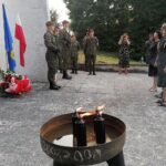 24.07.2021. Pomnik bohaterów Republiki Pińczowskiej. Obchody 77. rocznicy utworzenia Republiki Pińczowskiej. Wiązanki składa delegacja z gminy Pińczów / Marta Gajda / Radio Kielce