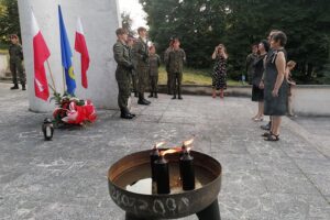 24.07.2021. Pomnik bohaterów Republiki Pińczowskiej. Obchody 77. rocznicy utworzenia Republiki Pińczowskiej. Wiązanki składa delegacja z gminy Pińczów / Marta Gajda / Radio Kielce