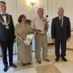 12.07.2021. Mirzec. Jubileusz Złotych Godów. Na zdjęciu (od lewej): Mirosław Seweryn - wójt gm. Mirzec,  Wiesława i Marian Pietrkiewiczowie - małżonkowie, Krzysztof Lipiec - poseł PiS / Anna Głąb / Radio Kielce