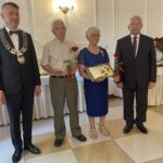 12.07.2021. Mirzec. Jubileusz Złotych Godów. Na zdjęciu (od lewej): Mirosław Seweryn - wójt gm. Mirzec,  Tadeusz i Wiesława Maciejczakowie - małżonkowie, Krzysztof Lipiec - poseł PiS / Anna Głąb / Radio Kielce
