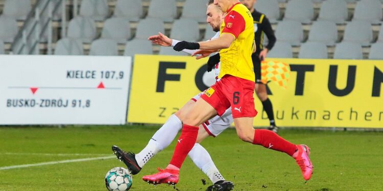 28.11.2020. Kielce. 28.11.2020. Kielce. 14. kolejka Fortuna 1 ligi. Korona Kielce - Resovia Rzeszów. Na zdjęciu: Jacek Podgórski / Wiktor Taszłow / Radio Kielce