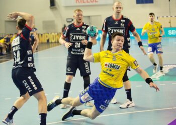 04.03.2021. Kielce. Mecz piłkarzy ręcznych: Flensburg-Handewitt - Łomża Vive Kielce. Na zdjęciu (z piłką): Michał Olejniczak - Łomża Vive / Wiktor Taszłow / Radio Kielce