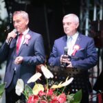 16.08.2020. Kielce. Koncert "Polska dziękuje. W świętokrzyskim pieśń się niesie". Na zdjęciu: Zbigniew Koniusz - wojewoda świętokrzyski, Andrzej Bętkowski - marszałek województwa świętokrzyskiego / Wiktor Taszłow / Radio Kielce