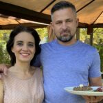 29.07.2021. Letnia kuchnia Radia Kielce. Mięsny czwartek. Na zdjęciu (od lewej): Magdalena Sitek - Radio Kielce i Konrad Stokowiec - szef kuchni restauracji Willa Hueta / Anna Kwapisz / Radio Kielce