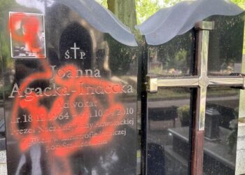 Na zdjęciu: zniszczony grób śp. mec. Joanny Agackiej-Indeckiej / Radio Łódź