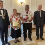 12.07.2021. Mirzec. Jubileusz Złotych Godów. Na zdjęciu (od lewej): Mirosław Seweryn - wójt gm. Mirzec,  Zofia i Jan Rokitowie - małżonkowie, Krzysztof Lipiec - poseł PiS / Anna Głąb / Radio Kielce