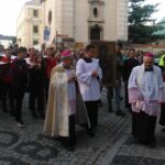 25.08.2021. Sandomierz. Przyjęcie symboli Światowych Dni Młodzieży. Procesja ulicami miasta prowadzona przez biskupa Krzysztof Nitkiewicza / Grażyna Szlęzak-Wójcik / Radio Kielce