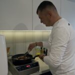 04.08.2021. Letnia kuchnia Radia Kielce. Kosmiczna środa. Na zdjęciu: Mirosław Ciołak - szef kuchni restauracja SIESTA w Ostrowcu Świętokrzyskim / Anna Kwapisz / Radio Kielce