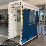 25.08.2021. Kielce. Zespół Szkół Elektrycznych. Kabina dezynfekująca / Wiktor Taszłow / Radio Kielce
