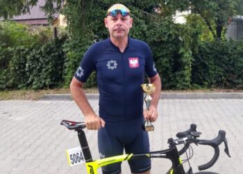 Asp. Paweł Szymański z pucharem I Wicemistrza Polski Służb Mundurowych w Kolarstwie Szosowym ze startu wspólnego / Świętokrzyska Policja