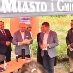 27.08.2021. Końskie. Wmurowanie kamienia węgielnego pod budowę hali widowiskowej w Końskich. Na zdjęciu (od lewej): Krzysztof Lipiec -  prezes świętokrzyskich struktur PiS,  Marek Kwitek - poseł PiS, Krzysztof Obratański - burmistrz Końskich, Marcin Zieliński - zastępca burmistrza Końskich, Piotr Salata - dyrektor Centrum Kultury w Końskich / Magdalena Galas-Klusek / Radio Kielce