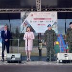 15.08.2021. Rudki. Piknik wojskowy. Na zdjęciu (od lewej): Andrzej Gąsior - burmistrz Nowej Słupi, Agata Wojtyszek - poseł PiS; wiceprzewodnicząca Sejmowej Komisji Obrony Narodowej - płk Paweł Chabielski -  komendant CPdMZ, płk Jarosław Molisak - szef Wojewódzkiego Sztabu Wojskowego / Michał Kita / Radio Kielce