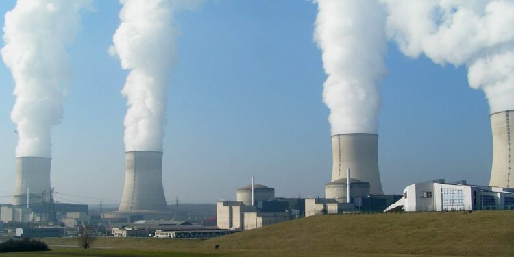Współczesna elektrownia jądrowa / Stefan KĂźhn / wikipedia.org