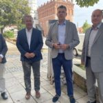 19.08.2021. Sandomierz. Szklany spacer. Na zdjęciu (od lewej): Mikołaj Getka-Kenig - dyrektor Muzeum Okręgowego w Sandomierzu, Jerzy Baran - dyrektor operacyjny Pilkington Polska, Marcin Marzec - burmistrz Sandomierza, Ryszard Jania - prezes zarządu Pilkington Automotive Poland. / Grażyna Szlęzak-Wójcik / Radio Kielce