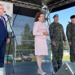 15.08.2021. Rudki. Piknik wojskowy. Na zdjęciu (od lewej): Andrzej Gąsior - burmistrz Nowej Słupi, Agata Wojtyszek - poseł PiS; wiceprzewodnicząca Sejmowej Komisji Obrony Narodowej - płk Paweł Chabielski -  komendant CPdMZ, płk Jarosław Molisak - szef Wojewódzkiego Sztabu Wojskowego / Michał Kita / Radio Kielce