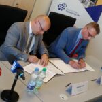 03.08.2021. Kielce. Podpisanie umowy na wynajęcie powierzchni biurowej od spółki Schwartz Technology Poland. Na zdjęciu (od lewej): Arkadiusz Bolek - dyrektor Zarządzający Schwartz Technology Poland i Krzysztof Skowroński - dyrektor Generalny Cromodora Wheels / Marcin Marszałek / Radio Kielce