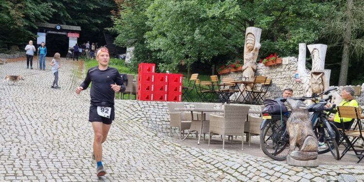 28.08.2021. Bieg górski wokół Świętego Krzyża. Na zdjęciu: Krzysztof Wójcik - zwycięzca Górskiego Maratonu Świętokrzyskiego / Maciej Makuła / Radio Kielce