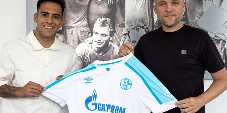 Na zdjęciu (od lewej): Rodrigo Zalazar i Rouven Schröder - dyrektor sportowy Schalke 04 / schalke04.de