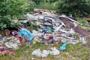 21.08.2021. Hucisko koło Stąporkowa. Nielegalne wysypisko śmieci / Stowarzyszenie Historyczno-Eksploracyjne „Kohorta”