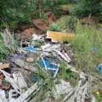 21.08.2021. Hucisko koło Stąporkowa. Nielegalne wysypisko śmieci / Stowarzyszenie Historyczno-Eksploracyjne „Kohorta”