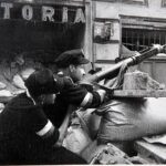 Fotografia z archiwum Henryka Śmigacza z okresu Powstania Warszawskiego, zaprezentowana w IPN w Warszawie. Henryk Śmigacz razem z Janem Rysiem dokumentował przebieg działań wojennych w stolicy. Wykonywał zdjęcia na zlecenie Delegatury Rządu na Kraj, głównie na obszarze północnego Śródmieścia jako fotograf cywilny / Radek Pietruszka / PAP