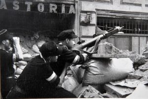 Fotografia z archiwum Henryka Śmigacza z okresu Powstania Warszawskiego, zaprezentowana w IPN w Warszawie. Henryk Śmigacz razem z Janem Rysiem dokumentował przebieg działań wojennych w stolicy. Wykonywał zdjęcia na zlecenie Delegatury Rządu na Kraj, głównie na obszarze północnego Śródmieścia jako fotograf cywilny / Radek Pietruszka / PAP