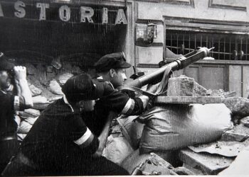 Fotografia z archiwum Henryka Śmigacza z okresu Powstania Warszawskiego, zaprezentowana w IPN w Warszawie. Henryk Śmigacz razem z Janem Rysiem dokumentował przebieg działań wojennych w stolicy. Wykonywał zdjęcia na zlecenie Delegatury Rządu na Kraj, głównie na obszarze północnego Śródmieścia jako fotograf cywilny / Radek Pietruszka / PAP