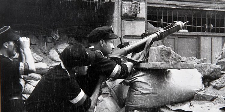 Fotografia z archiwum Henryka Śmigacza z okresu Powstania Warszawskiego, zaprezentowana w IPN w Warszawie. Henryk Śmigacz razem z Janem Rysiem dokumentował przebieg działań wojennych w stolicy. Wykonywał zdjęcia na zlecenie Delegatury Rządu na Kraj, głównie na obszarze północnego Śródmieścia jako fotograf cywilny / Radek Pietruszka / PAP