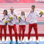 01.08.2021. Japonia. Tokio. Od lewej: Natalia Kaczmarek, Karol Zalewski, Justyna Święty-Ersetic i Kajetan Duszyński podczas ceremonii wręczenia medali najlepszym sztafetom mieszanym 4x400 metrów, na Stadionie Olimpijskim. Polacy wywalczyli w tej konkurencji złoty medal, ustanawiając czasem 3:09.87 rekord Europy i olimpijski / Leszek Szymański / PAP