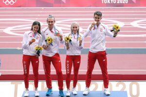 01.08.2021. Japonia. Tokio. Od lewej: Natalia Kaczmarek, Karol Zalewski, Justyna Święty-Ersetic i Kajetan Duszyński podczas ceremonii wręczenia medali najlepszym sztafetom mieszanym 4x400 metrów, na Stadionie Olimpijskim. Polacy wywalczyli w tej konkurencji złoty medal, ustanawiając czasem 3:09.87 rekord Europy i olimpijski / Leszek Szymański / PAP