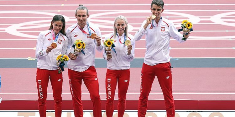 01.08.2021. Japonia. Tokio. Od lewej: Natalia Kaczmarek, Karol Zalewski, Justyna Święty-Ersetic i Kajetan Duszyński podczas ceremonii wręczenia medali najlepszym sztafetom mieszanym 4x400 metrów, na Stadionie Olimpijskim. Polacy wywalczyli w tej konkurencji złoty medal, ustanawiając czasem 3:09.87 rekord Europy i olimpijski / Leszek Szymański / PAP