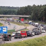 Kopanino, 01.08.2021. Korek na A1 w miejscowości Kopanino, 1 bm. Wydłużyły się kolejki przed bramkami wjazdowymi na płatny odcinek autostrady A1 w Nowej Wsi koło Torunia w kierunku Gdańska. Na przejazd trzeba czekaÄ przeszło pół godziny. (mr) PAP/Tytus Ĺťmijewski