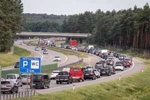 Kopanino, 01.08.2021. Korek na A1 w miejscowości Kopanino, 1 bm. Wydłużyły się kolejki przed bramkami wjazdowymi na płatny odcinek autostrady A1 w Nowej Wsi koło Torunia w kierunku Gdańska. Na przejazd trzeba czekaÄ przeszło pół godziny. (mr) PAP/Tytus Ĺťmijewski