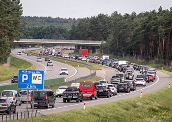 Kopanino, 01.08.2021. Korek na A1 w miejscowości Kopanino, 1 bm. Wydłużyły się kolejki przed bramkami wjazdowymi na płatny odcinek autostrady A1 w Nowej Wsi koło Torunia w kierunku Gdańska. Na przejazd trzeba czekaÄ przeszło pół godziny. (mr) PAP/Tytus Ĺťmijewski