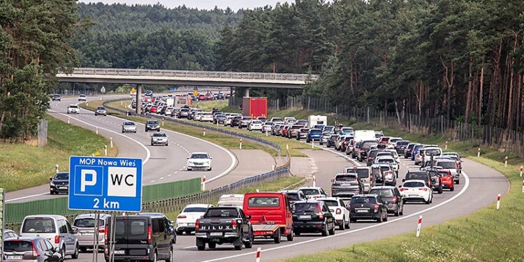 Kopanino, 01.08.2021. Korek na A1 w miejscowości Kopanino, 1 bm. Wydłużyły się kolejki przed bramkami wjazdowymi na płatny odcinek autostrady A1 w Nowej Wsi koło Torunia w kierunku Gdańska. Na przejazd trzeba czekaÄ przeszło pół godziny. (mr) PAP/Tytus Ĺťmijewski