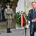 01.08.2021. Warszawa. Prezydent RP Andrzej Duda podczas uroczystości złożenia wieńca przed tablicami na fragmencie muru fabryki J. Franaszka, w miejscu pamięci o zamordowanych przez Niemców siedmiu tysiącach mieszkańców warszawskiej Woli / Radek Pietruszka / PAP