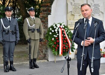 01.08.2021. Warszawa. Prezydent RP Andrzej Duda podczas uroczystości złożenia wieńca przed tablicami na fragmencie muru fabryki J. Franaszka, w miejscu pamięci o zamordowanych przez Niemców siedmiu tysiącach mieszkańców warszawskiej Woli / Radek Pietruszka / PAP