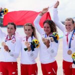 07.08.2021. Japonia. Tokio. Polki - od lewej: Anna Puławska, Karolina Naja, Justyna Iskrzycka i Helena Wiśniewska po ceremonii medalowej, na torze regatowym „Sea Forest Waterway”. W kajakarskiej konkurencji K4 na dystansie 500 metrów, nasza osada wywalczyła brązowy medal / Leszek Szymański / PAP