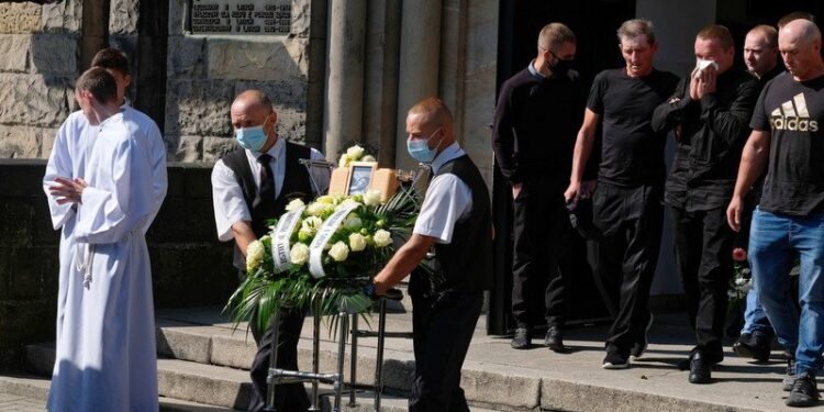 07.08.2021. Świętochłowice. Uroczystości pogrzebowe 19-letniej Barbary Sz. / PAP/Andrzej Grygiel