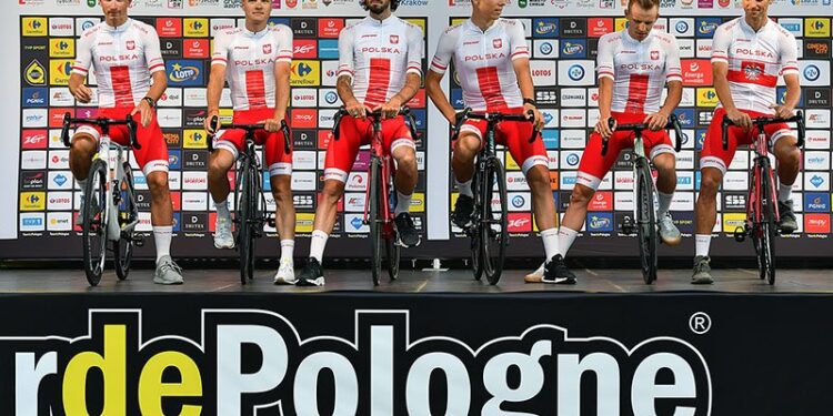 08.08.2021. Lublin. Kolarze Reprezentacji Polski podczas prezentacji drużyn 78. Tour de Pologne. Wśród 153 kolarzy jest 12 Polaków / Wojtek Jargiło / PAP