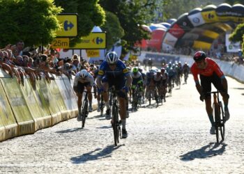 09.08.2021. Chełm. Niemiec Phil Bauhaus (z prawej) z ekipy Bahrain Victorious wygrał 1. etap 78. Tour de Pologne z metą w Chełmie. Drugie miejsce zajął Kolumbijczyk Alvaro Hodega (z lewej) z Deceuninck-Quick Step. Trasa etapu prowadziła z Lublina do Chełma (216,4 km) / PAP/Wojtek Jargiło