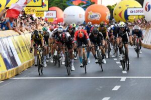 11.08.2021. Rzeszów. Kolumbijczyk Fernando Gaviria (drugi z lewej) z UAE-Team Emirates wygrywa 3. etap 78. Tour de Pologne w Rzeszowie. Drugi był Holender Olav Kooij (z lewej), a trzeci Niemiec Phil Bauhaus (trzeci z lewej). Trzeci etap wyścigu prowadził z Sanoka do Rzeszowa (226 km) / Darek Delmanowicz / PAP