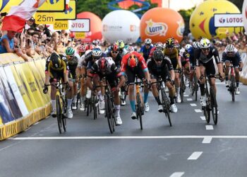 11.08.2021. Rzeszów. Kolumbijczyk Fernando Gaviria (drugi z lewej) z UAE-Team Emirates wygrywa 3. etap 78. Tour de Pologne w Rzeszowie. Drugi był Holender Olav Kooij (z lewej), a trzeci Niemiec Phil Bauhaus (trzeci z lewej). Trzeci etap wyścigu prowadził z Sanoka do Rzeszowa (226 km) / Darek Delmanowicz / PAP