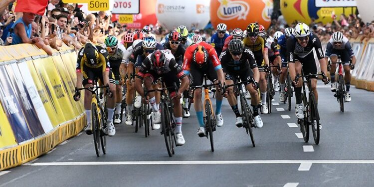 11.08.2021. Rzeszów. Kolumbijczyk Fernando Gaviria (drugi z lewej) z UAE-Team Emirates wygrywa 3. etap 78. Tour de Pologne w Rzeszowie. Drugi był Holender Olav Kooij (z lewej), a trzeci Niemiec Phil Bauhaus (trzeci z lewej). Trzeci etap wyścigu prowadził z Sanoka do Rzeszowa (226 km) / Darek Delmanowicz / PAP