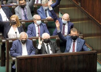 11.08.2021. Warszawa. Wicepremier, prezes PiS Jarosław Kaczyński (w środku, na dole), minister obrony narodowej Mariusz Błaszczak (z prawej) i wicemarszałkowie Sejmu Małgorzata Gosiewska (druga z lewej), Ryszard Terlecki (trzeci z lewej) oraz posłowie PiS Waldemar Andzel (drgi z prawej) i Leonard Krasulski (w środku) na sali obrad Sejmu / Wojciech Olkuśnik / PAP